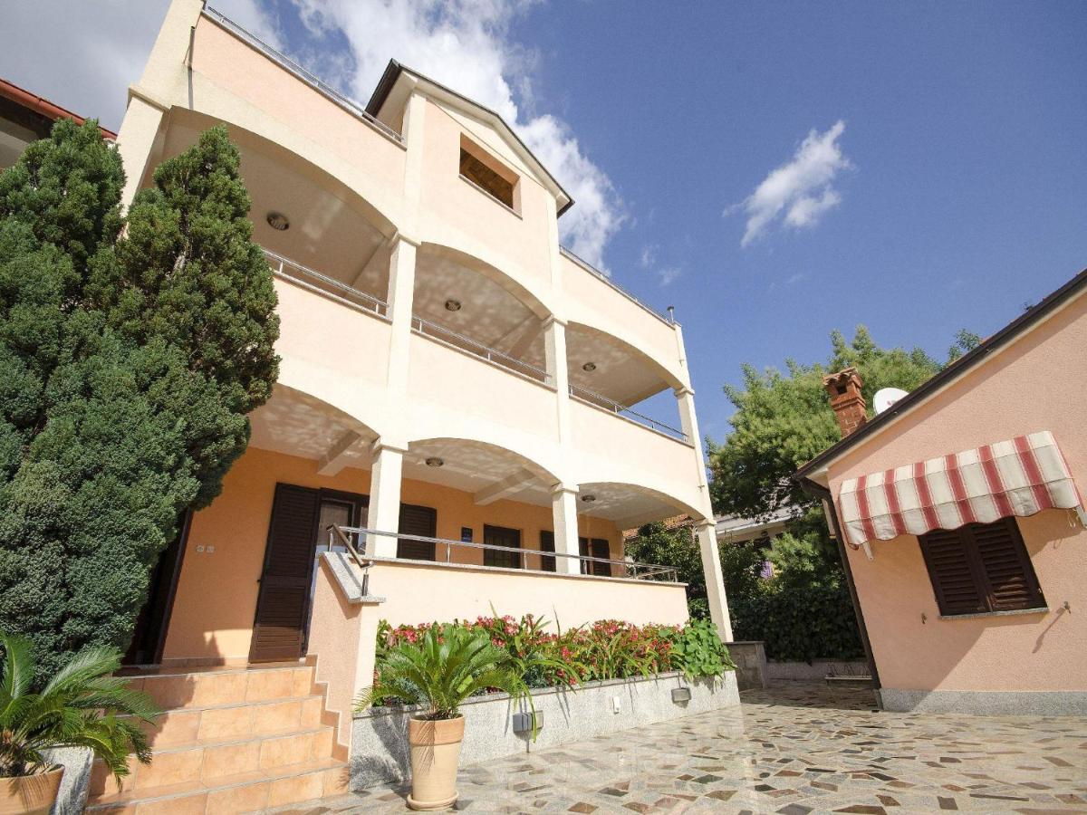 Apartments Patricija ロヴィニ エクステリア 写真